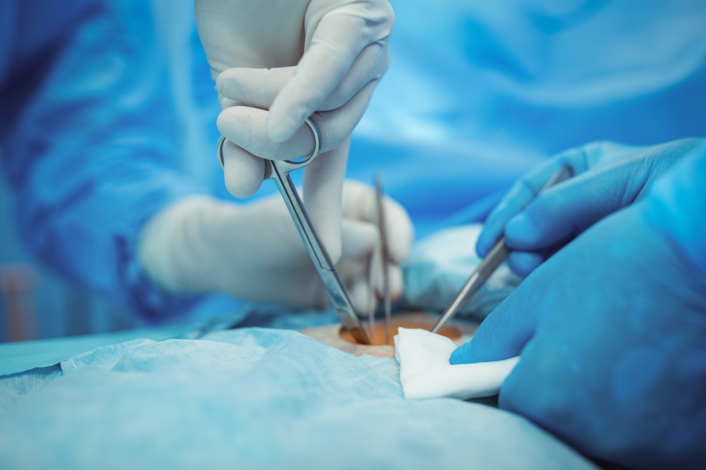 Доктора проводят лечение паховой грыжи