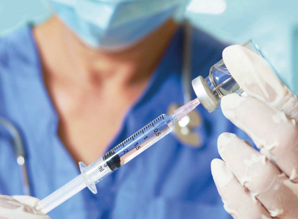 Врач наполняет шприц перед блокадой