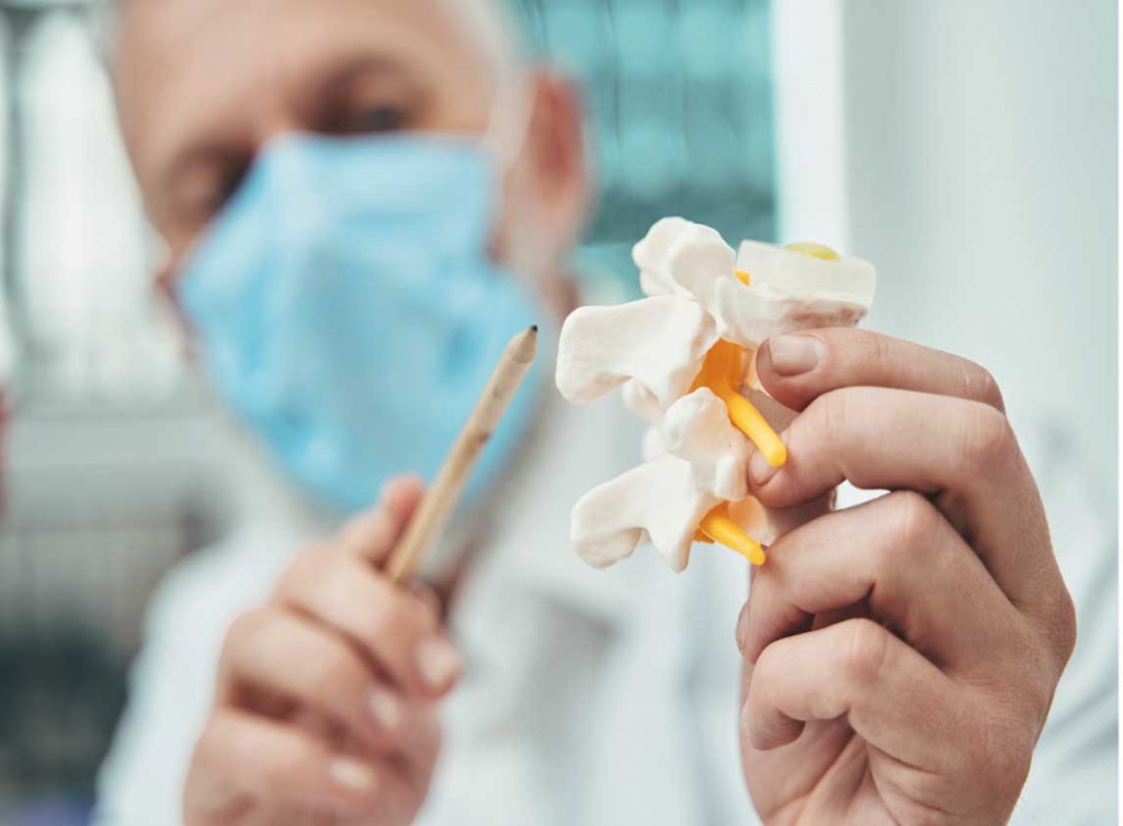 Доктор показывает грыжу поясничного отдела