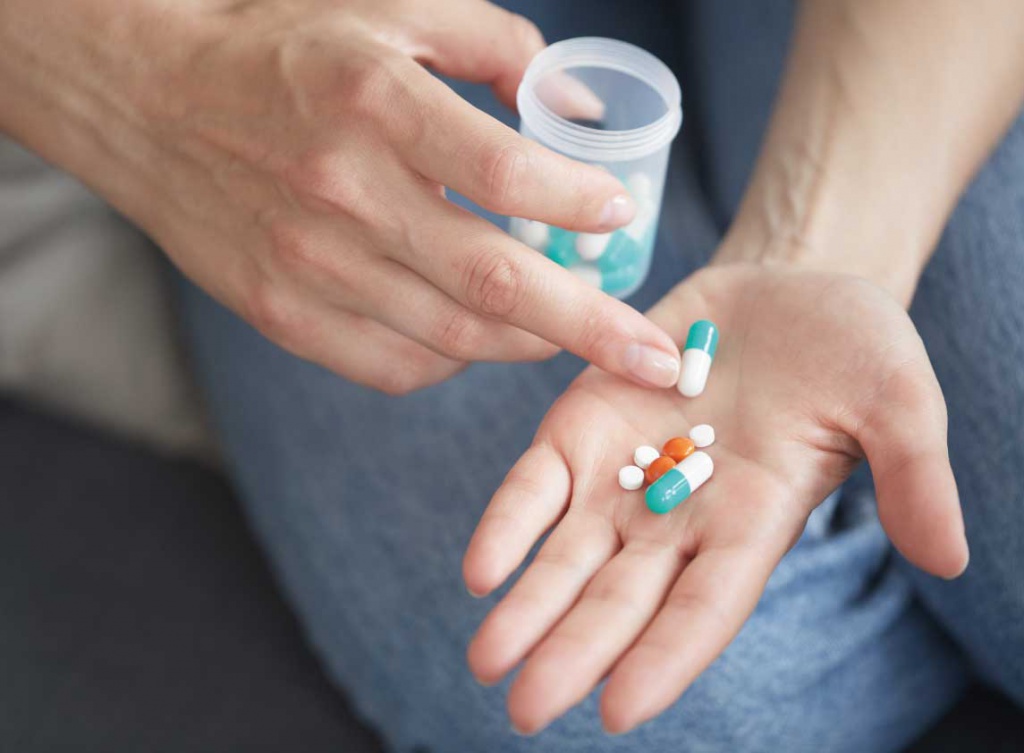 Пациент пьет таблетки