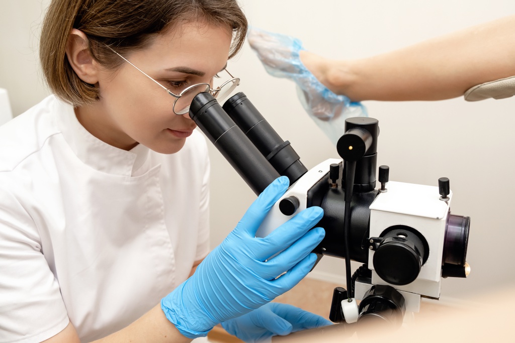 Врач проводит кольпоскопию шейки матки