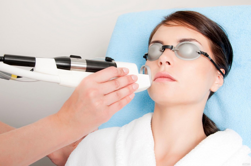 Доктор проводит лазерную фотокоагуляцию сосудов на лице