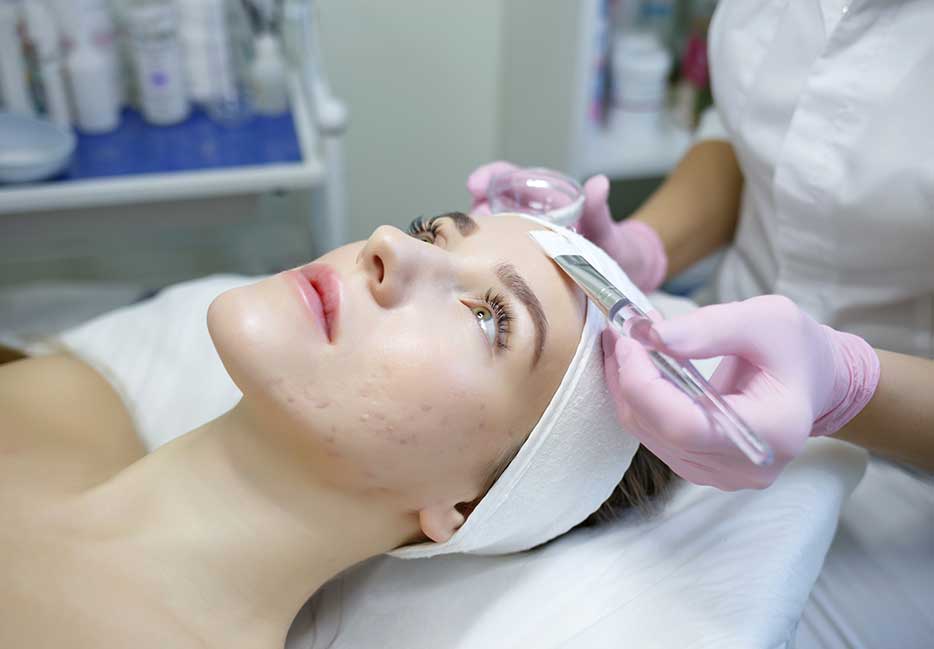 врач-проводит-процедуру-лечения-акне.jpg