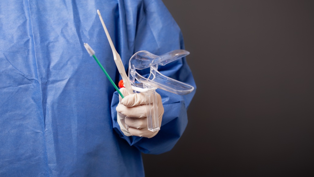 Гинеколог держит рабочие инструменты