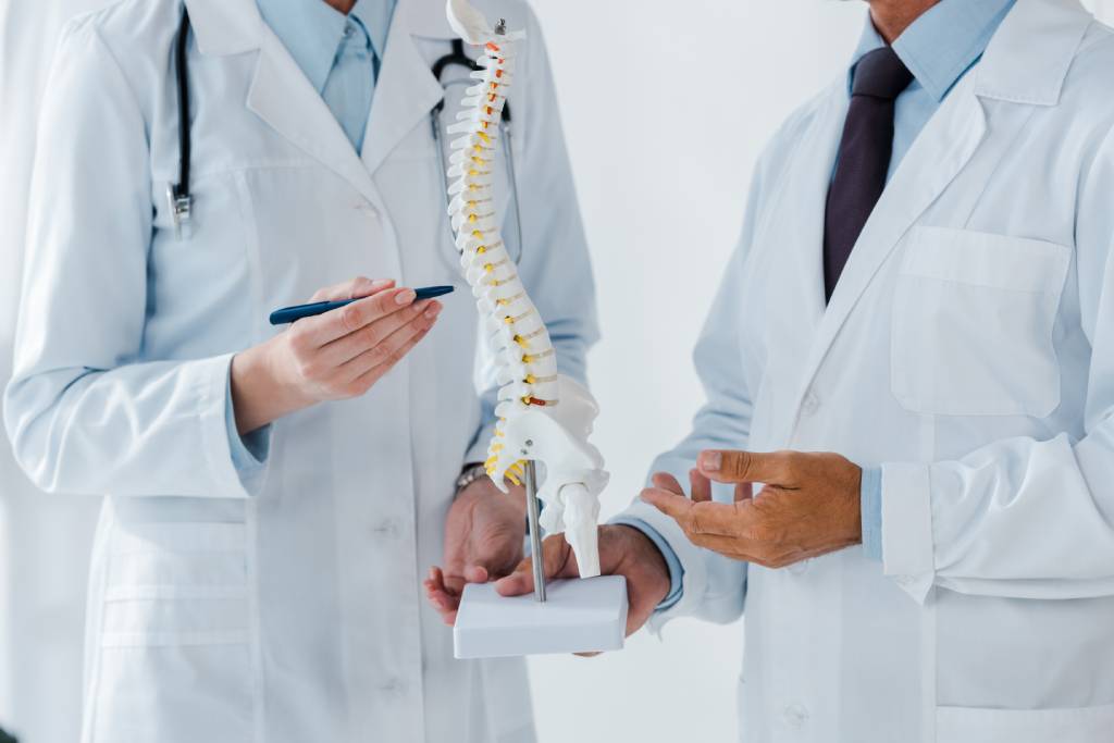 Артроз позвоночника симптомы. Osteoarthritis Of Lumbar Spine Артроз позвоночника: причины, симптомы, диагностика и лечение Артроз - симптомы, степени и лучшие методы лечения
